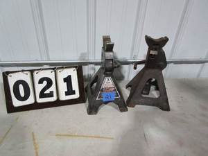 lot 21 image: Craftsman 3 Ton Jack Stand - set of 2