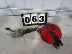 lot 63 image: Craftsman Auto Rewind Work Light