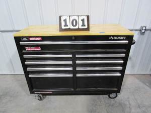 lot 101 image: Husky Rolling Tool Bench