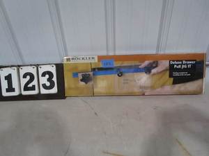 lot 123 image: Rockler Woodworking Deluxe Drawer Pull Jig It