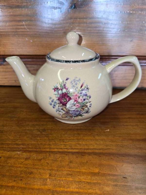 lot 22 image: Small Tea Pot