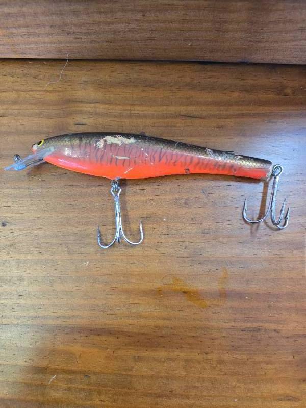 lot 51 image: 8 Fishing Lure