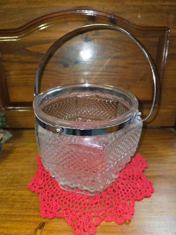 lot 100 image: Glass Container With Handle For Ice
