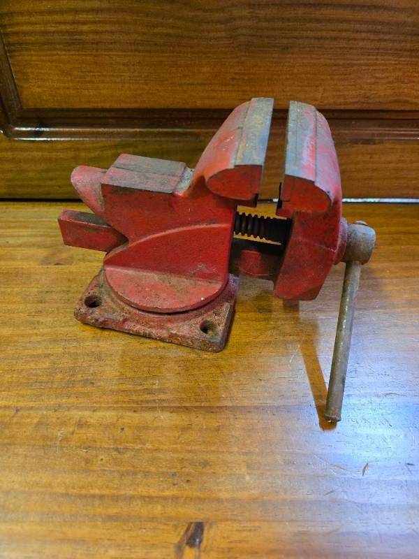 lot 92 image: Small Vise SCOUT 3.5