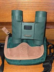 lot 3 image: Simmons Binoculars, Plastic Spring Clips, 2 big, 2 medium, 5 small