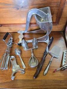 lot 121 image: Random Kitchen Utensils
