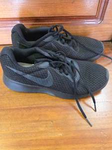 lot 127 image: Nike Tanjun Running Shoes Size 8.5
