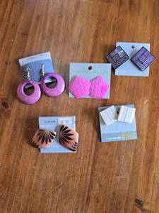 lot 133 image: 5 Pair of Fun Vintage Earrings