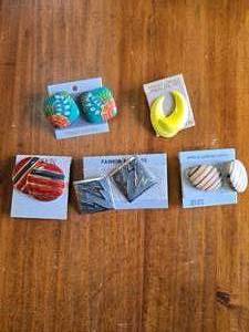 lot 134 image: Lot 5 of 5 Pair of Vintage Earrings