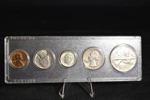 lot 62 image: 1946 U.S Coin Set