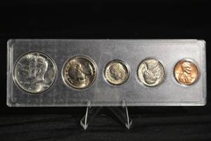 lot 71 image: 1966 Mint Set