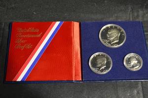 lot 120 image: US Mint Bicentennial Silver Proof Set 1776-1976 - 3-Coin, 40% Silver