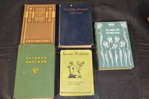 lot 195 image: Vintage Childrens Books (Lot of 6) - Classic Poetry & Christmas Carols
