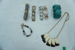 lot 20 image: Jewelry Lot Fashion Jewelry Bracelets