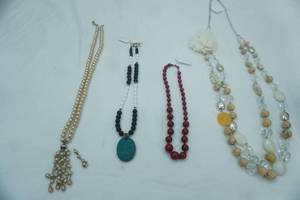 lot 40 image: Jewelry Lot Fashion Jewelry Necklaces