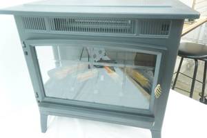 NEW/LIKE NEW Electric Fireplace with Remote. 24"x12"x23" tall