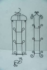 lot 146 image: Collectors Plate Display Racks