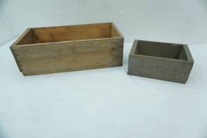 lot 190 image: Vintage Wooden Box 19x10x6 and other wooden box 9.5x6.5x4