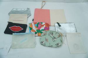 lot 209 image: 9ct New Makeup & Bathroom Bags