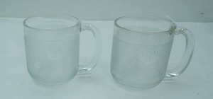 lot 226 image: Vintage iittala Krouvi 50cl Clear Textured Glass Beer Mugs