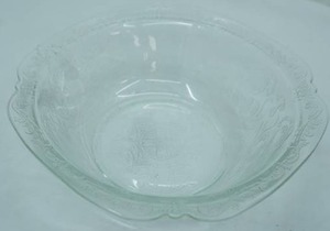 lot 278 image: Indiana Glass Vintage Scalloped Edge Floral Punch Bowl. Madrid Clear Glass