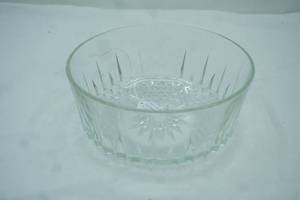 lot 280 image: Vintage Arcoroc France Glass Serving Bowl in Diamond Pattern