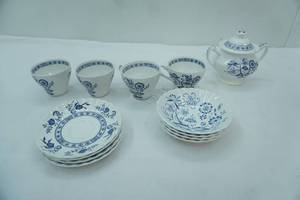 lot 285 image: Vintage J. & G. Meakin England Ironstone Dinnerware. Classic White Blue NordicBlue Onion