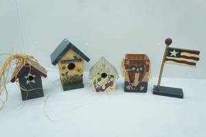 lot 287 image: Decorative Wooden Birdhouses, Red White & Blue Vintage-Style Wooden Basket and more