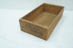 lot 301 image: Vintage Wooden Finger Pulled Black Figs Box. 25-8 oz. 14.5x8x3.75