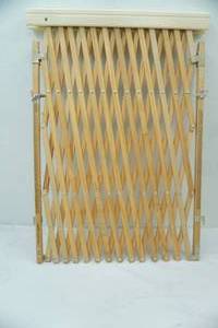 lot 344 image: Expanding Evenflo Baby Gate