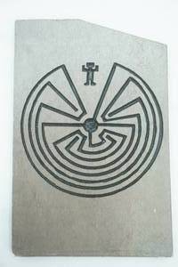 lot 366 image: Man in the Maze Decorative Stone 6x4