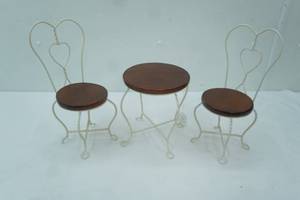 lot 394 image: Vintage Boyds Bears Bistro Table Set