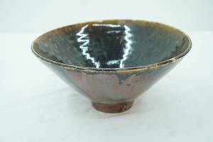 lot 433 image: Jizhou ware oil drip or tortoiseshell glazed tea bowl. 9.5 diameter by 4.5 tall