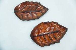 lot 480 image: Decorative Autumn Leaf Plates. Set of 2