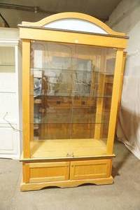 lot 487 image: Lighted Glass Cabinet on wheels. Locking doors, 3 adjustable glass shelves