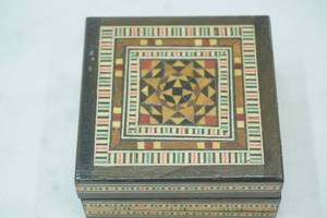 lot 510 image: Handcrafted inlaid wood trinket box