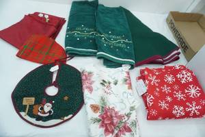 lot 522 image: Christmas Linens Lot