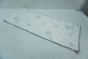 lot 528 image: Winter Wonderland Table Runner. NEWLIKE NEW