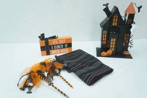 lot 532 image: Halloween Decor Lot