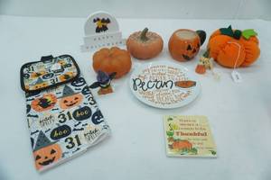 lot 535 image: Halloween Decor Lot
