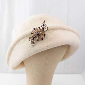 lot 315 image: Vintage Cream Wool Felt Cloche Hat with Purple Rhinestone Floral Brooch
