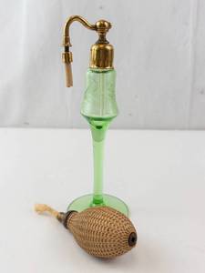 lot 375 image: Vintage Green Glass Perfume Atomizer - Brass Top & Fabric Bulb