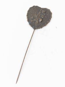 lot 400 image: Heart-Shaped Hat Pin with Romantic Scene, 3 12 in Long