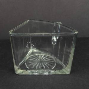 lot 428 image: Vintage Triangle Wheel Refrigerator Dish - Starburst Pattern (Single Slice)