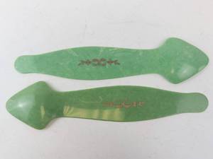 lot 490 image: Celluloid Shoe Horns - Green (Lot of 2)