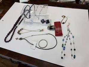 lot 6 image: ASSORTMENT OF JEWLERY