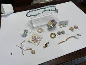 lot 4 image: LOT OF JEWLERY