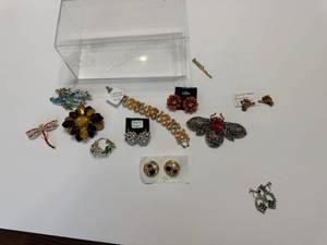 lot 5 image: ASSORTMENT OF JEWLERY