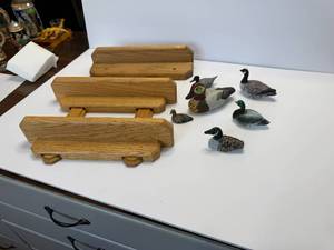 lot 9 image: WATERFOWL FIGURINES AND SHELVES
