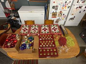 lot 33 image: CHRISTMAS DECORATIONS